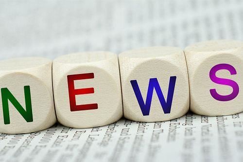 Is Cúntóir Maith é Hoe Triantánach chun Plandaí Beaga Allamuigh a Thochailt