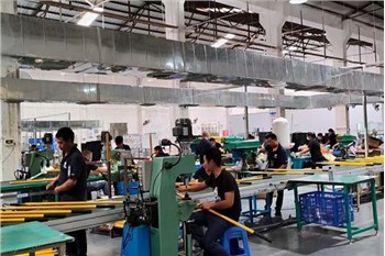 Tá Trealamh ag Cur le Srónbheannach Chun Déileáil leis an Táirgeacht Bhuaic